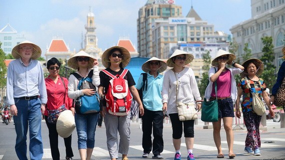 外國遊客漫步參觀胡志明市旅遊景點。