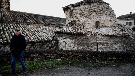 法國東南部地震發生後，當地一座教堂塔樓坍塌。（圖源：互聯網）