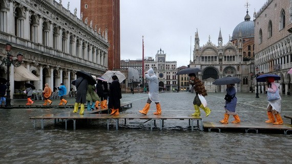 洪水淹沒聖馬可廣場，民眾涉水出行。（圖源：路透社）