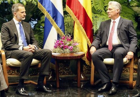 西班牙國王費利佩六世（左）與古巴國家主席迪亞斯-卡內爾在哈瓦那舉行會談。（圖源：AP）