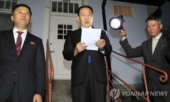 當地時間10月5日，在斯德哥爾摩朝鮮駐瑞典大使館前，朝鮮外務省巡迴大使金明吉在朝美無核化工作層磋商結束後發表聲明。（圖源：韓聯社）