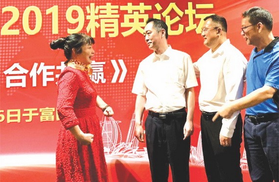 吳駿總領事(左二)與出席論壇的中資企業交流。