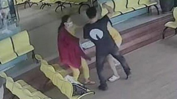 圖片中顯示，一名被認為是 beCar 司機的男子在毆打一名女子。（圖源：監控視頻截圖）