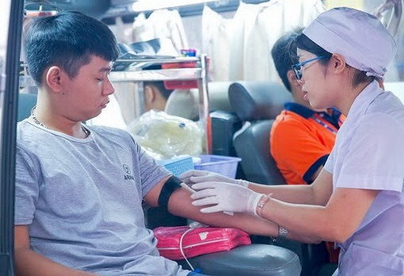 大學生積極參加志願捐血活動。