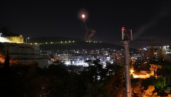 11月20日凌晨，在敘利亞大馬士革，敘防空系統對來襲飛彈實施攔截。（圖源：新華社）