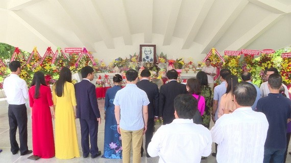 胡志明主席父親阮生色副榜忌辰90週年紀念儀式現場一瞥。（圖源：同塔電視台）