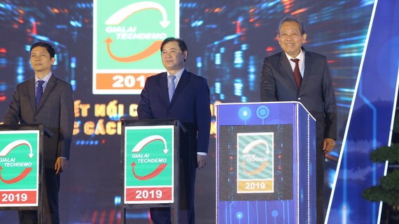 政府副總理張和平（左）出席2019年嘉萊TechDemo事件啟動儀式並按下啟動按鈕。（圖源：孟雄）