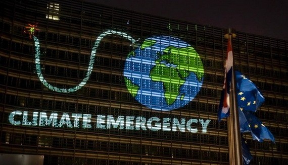 歐洲議會當地時間28日通過決議，宣佈歐盟進入氣候緊急狀態。（圖源：Greenpeace）