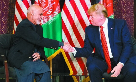 美國總統特朗普（右）與阿富汗總統加尼會面。（圖源：AP）