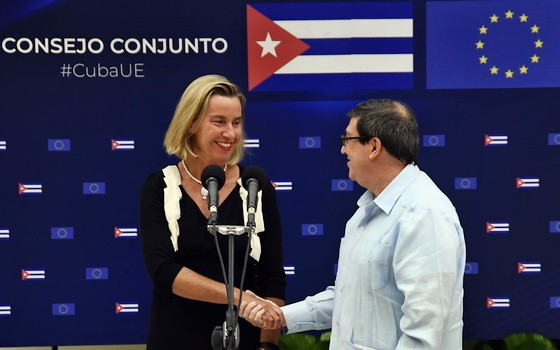 9月9日，在古巴哈瓦那，古巴外長羅德里格斯（右）與歐盟委員會副主席兼外交和安全政策高級代表莫蓋里尼在第二屆古巴—歐盟聯合委員會會議後出席新聞發佈會。（圖源：新華社）