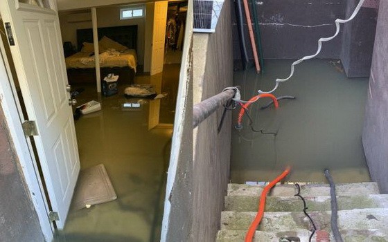 紐約下水道堵塞，300 戶居民住宅受影響。（圖源：AP）