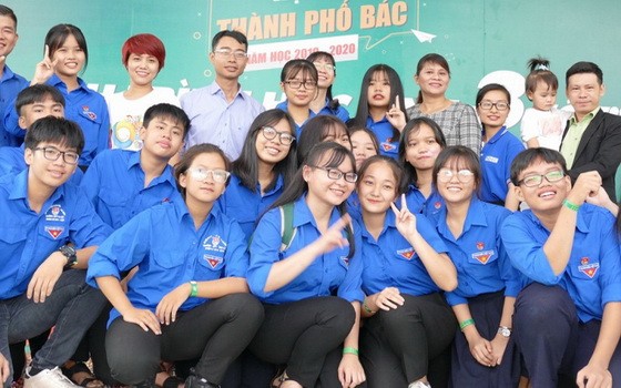 參加 2019-2020學年度“胡志明市學生”盛日的部分學生合影留念。（圖源：阮金）
