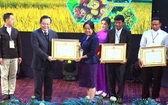 國會副主席馮國顯（左二）向對農業發展方面有卓越貢獻者頒發獎狀。（圖源：梅文寶）