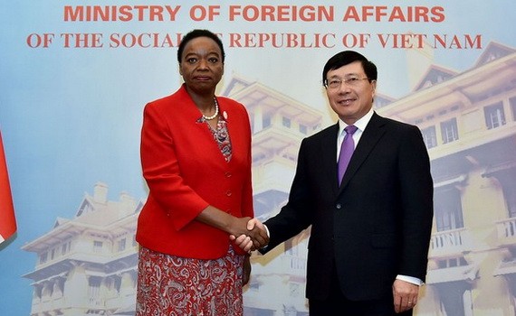 政府副總理、外交部長范平明（右）與肯尼亞共和國外交部長莫妮卡‧朱馬握手合照。（圖源：外交部）