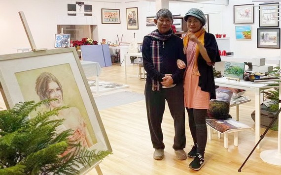 李克柔畫家（左）與李曉雲畫家在德華王子島開設的奇龍藝術館。