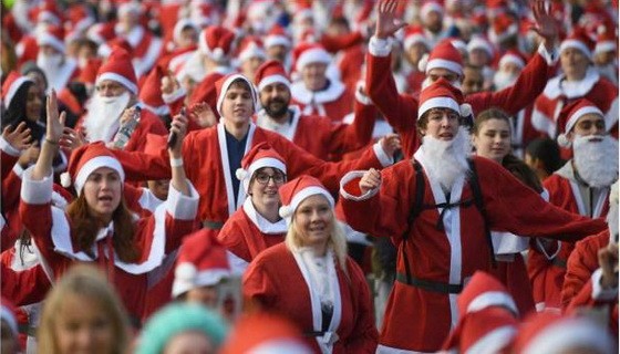 近日在英國，數千名聖誕老人穿上了跑鞋，參加一年一度的慈善長跑。（圖源：互聯網）