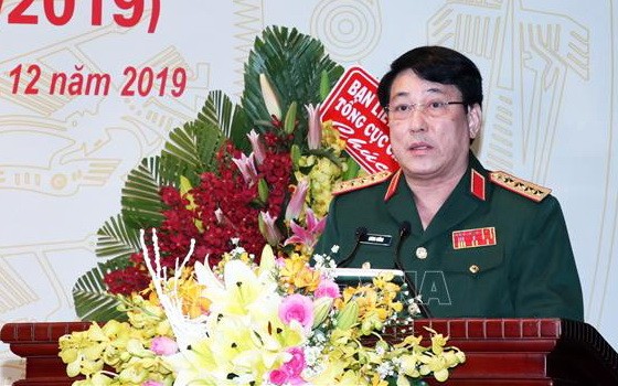 越南人民軍總政治部主任梁強大將在議會上發言。（圖源：越通社）
