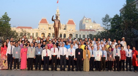 本市領導與優秀少數民族代表在胡志明主席塑像前合照留念。