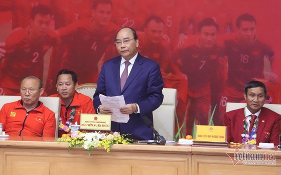 阮春福總理（中）祝賀與勉勵男女子足球隊。（圖源：VNN）