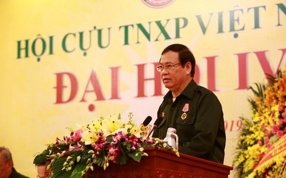 武仲金同志在2019-2024年任期越南退伍青年突擊隊協會第四次全國代表大會上致詞。（圖源：德文）