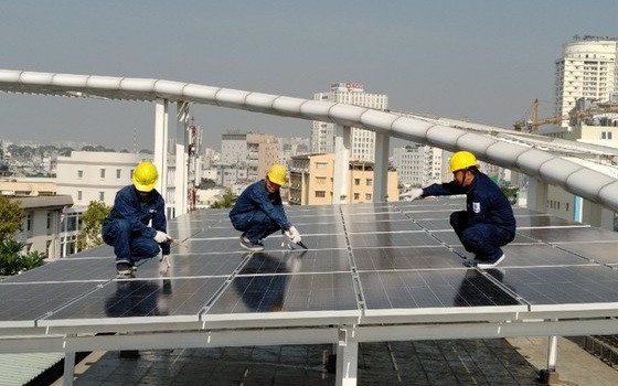 市電力總公司的年輕工程師共青團員們為市少兒宮安裝太陽能電力系統。（圖源：俊武）