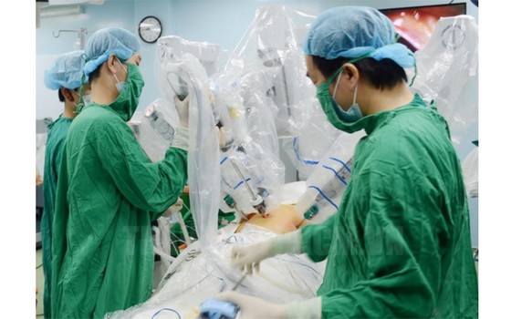 平民醫院應用機器人為病人施手術。（圖源：市黨部新聞網）
