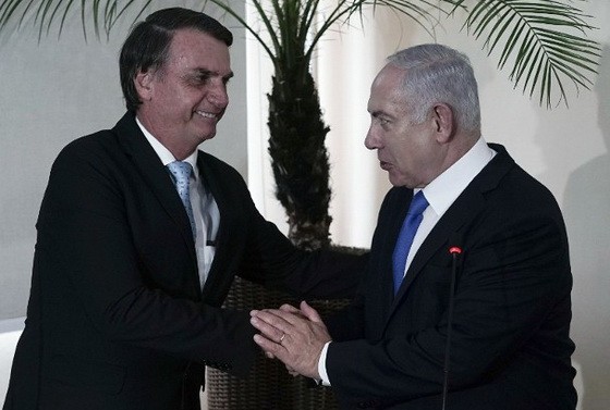 以色列總理內塔尼亞胡（右）指，巴西承諾將把大使館遷到耶路撒冷。（圖源：AP）