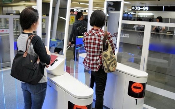 日本多個機場明年將開啟“刷臉”系統。圖為羽田機場當前實施的“刷臉”識別系統，旅客只要花10秒「刷臉」就能出境。（圖源：互聯網）