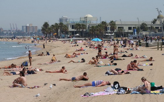 熱浪席捲澳洲各地，民眾紛紛前往海灘避暑。（圖源：歐新社）