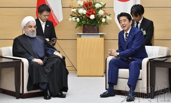 日本首相安倍晉三（右）與伊朗總統魯哈尼舉行會談。（圖源：共同社）