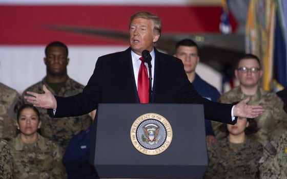 特朗普在安德魯斯空軍基地向官兵講話，然後簽署國防授權法案。