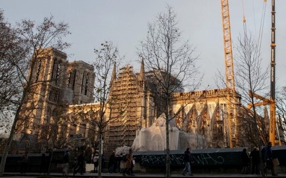 當前還處於重建過程中的巴黎聖母院。（圖源：AFP）