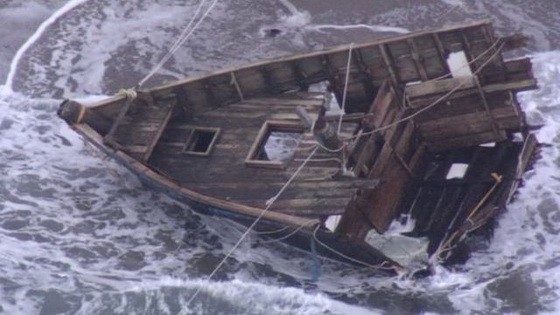 疑似朝鮮木船殘骸被沖到日本海岸，船內發現7具骸骨。（圖源：互聯網）