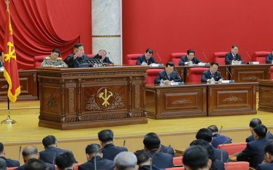 朝鮮最高領導人金正恩週六主持勞動黨全體會議並發表工作報告，外界關注朝鮮是否會在會上提出新的對美政策。（圖源：AFP）