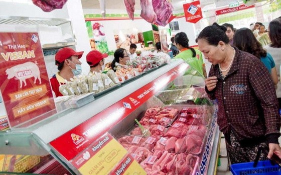 市民選購豬肉。（圖源：互聯網）