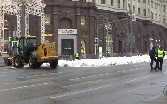 莫斯科遭逢近130年來最熱的冬天，12月罕見不下雪，為了營造跨年氣氛，莫斯科當局出動人造雪妝點街頭。（圖源：路透社）