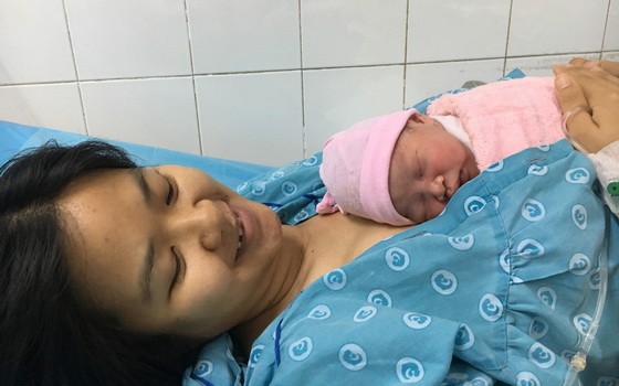 本市慈裕產育醫院喜迎2020元旦寶寶，平安分娩的產婦阮碧鳳與愛女合影。（圖源：H.L）
