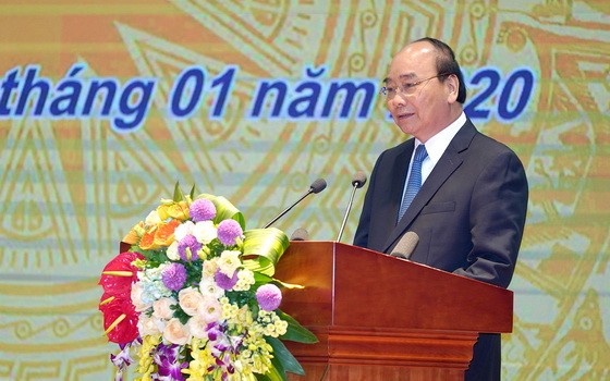 政府總理阮春福在會議上發表指導意見。（圖源：VGP）