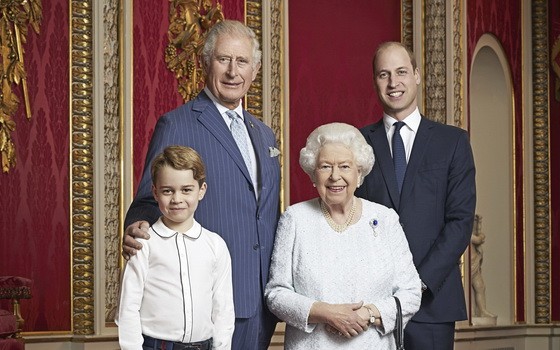 英國王室“四世同堂”合影。（圖源：AP）