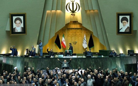 伊朗伊斯蘭議會議員高呼反美口號。（圖源：ISNA）