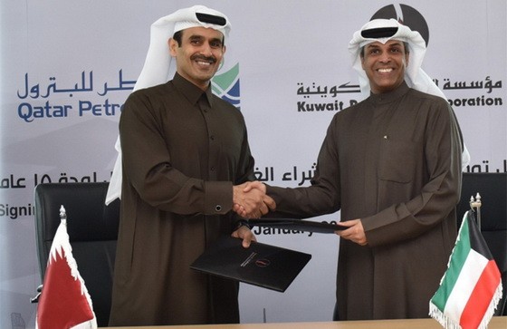 科威特石油大臣哈立德‧法迪勒（右）與卡塔爾能源事務國務大臣薩阿德‧卡比5日在科威特城簽署協議。（圖源：Qatar Petroleum）
