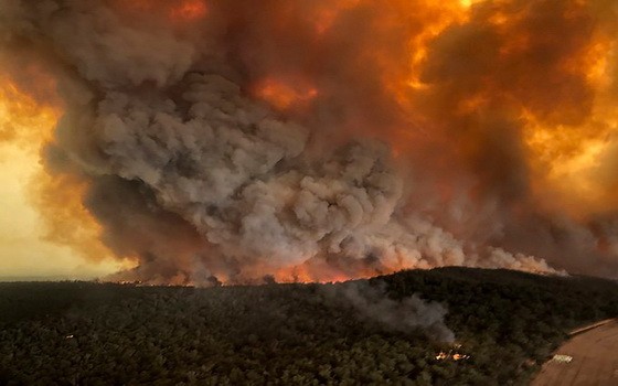 週日航拍照片顯示澳大利亞拜爾斯代爾野火肆虐。（圖源：AP）