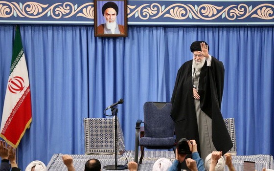 伊朗最高領袖哈梅內伊出席會議通報有關針對美軍駐伊拉克基地發動的襲擊。（圖源：AFP）