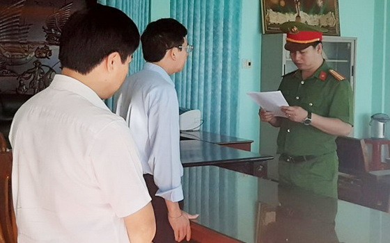 執法警員向阮紅藍（中）宣讀逮捕令。（圖源：黎潤）