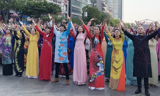 越南長衫盛會已成為本市傳統活動。