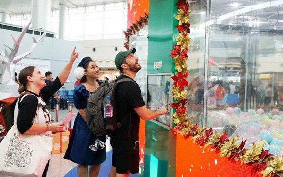 外國遊客對機場的夾禮品機非常感興趣。