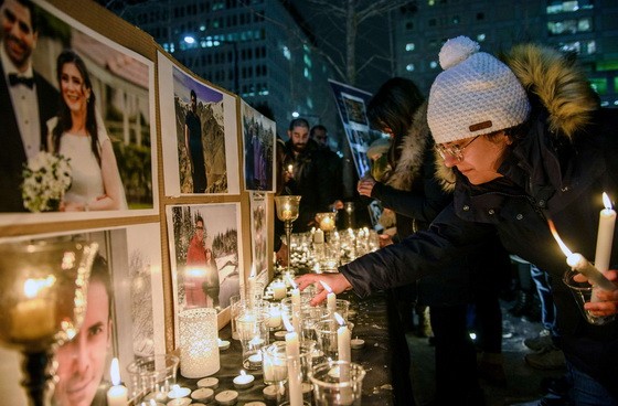 加拿大公民在事故中遇難，滿地可市民眾舉行悼念活動。（圖源：AP）