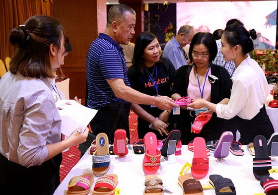 中國消費者在選購華人企業平仙公司的鞋品。