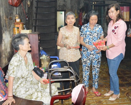 工會副主席陳月寶向老人發紅包。
