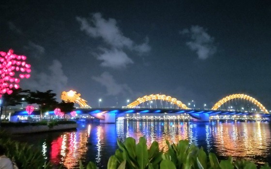 峴港龍橋七彩燦爛的夜景。
